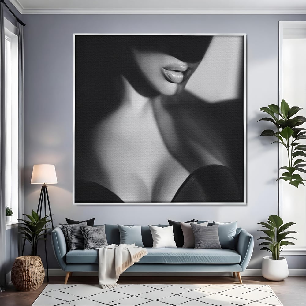 Tablou canvas cu tablou canvas cu buze senzuale, in rama de aluminiu argintiu, pe perete intr-un living